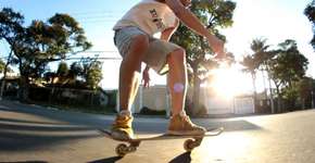 Jovem cria ‘skate’ que reproduz manobras do surfe no asfalto