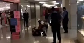 Menino preto de 15 anos é algemado em shopping no RS