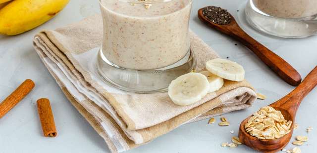 Descubra como fazer 2 delícias com apenas banana, aveia, cacau e pasta de amendoim