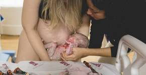 Parto natural: mãe dá à luz gêmeos com sete horas de intervalo