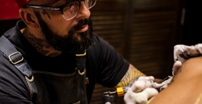 Outubro Rosa: Estúdios fazem tatuagem reparadora de mamas grátis