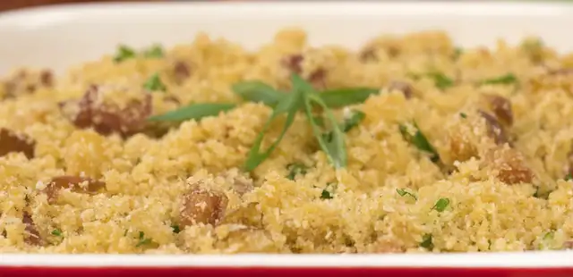 Farofa de bacon com calabresa: crocante e cheia de sabor