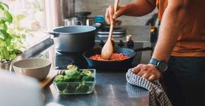 4 hábitos ao cozinhar que elevam o risco de câncer e você pode evitar