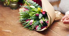 Dia das Mães: lojas online que fazem entrega de flores em casa 🌷