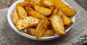 Aprenda a fazer uma batata rústica na air fryer que fica super crocante e deliciosa