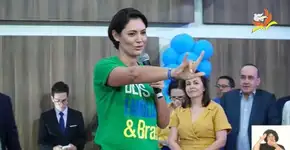 Michelle Bolsonaro passa vergonha ao chamar por surdos em comício