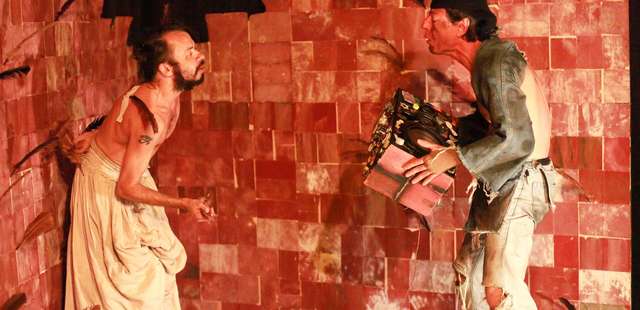 Espetáculo ‘Velhos caem do céu como canivetes’