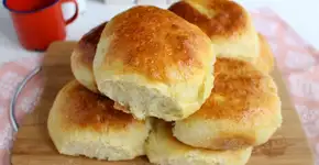 Pão de batata fácil com dois queijos