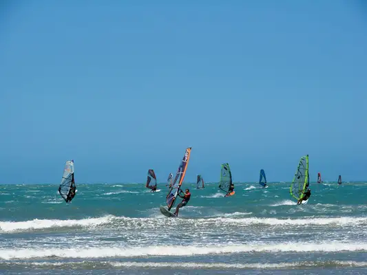O que fazer em Jericoacoara: a pratica de windsurf é muito comum na cidade