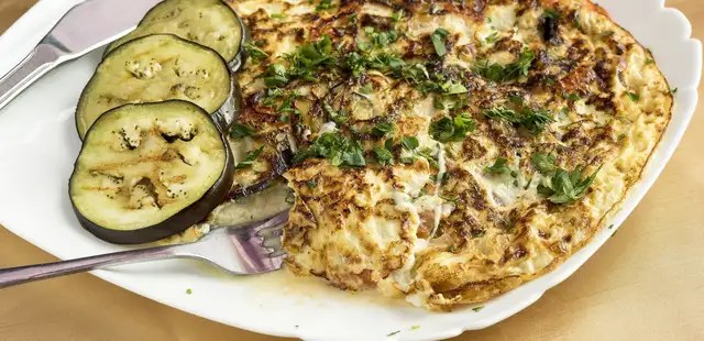 Deliciosa omelete de berinjela é uma opção super prática