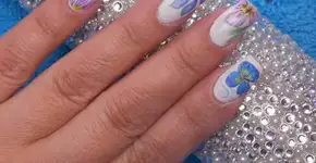 Aprenda a fazer um efeito de aquarela nas unhas