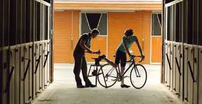 Com bom humor, campanha pede que motoristas tratem ciclistas como cavalos; assista o vídeo e entenda