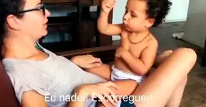 Mãe e bebê surdas conversam em libras em vídeo encantador