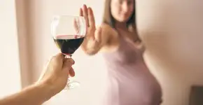 Vinho durante a gravidez pode causar essas alterações no bebê