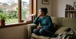 A psicologia nos diz que adultos que NÃO têm amigos próximos não são necessariamente introvertidos ou frios; Muitos simplesmente aprenderam há muito tempo que deixar os outros se aproximarem demais era a forma mais rápida de se machucar