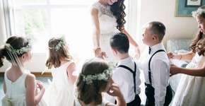 O que acontece quando os alunos vão ao casamento da professora?