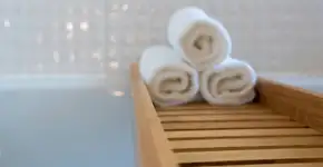 Toalhas brancas como de hotel: aprenda o método simples