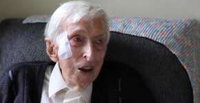 Homem de 109 anos tricota para salvar pinguins