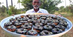 Senhor indiano ensina a preparar comidas para crianças pobres