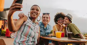 Quantos amigos é preciso ter para ser feliz? A ciência ajuda a responder