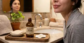 Molhe os lábios com óleo de rícino e aplique com um algodão. Eles ficarão naturalmente mais hidratados e volumosos em poucos dias, sem o uso de gloss ou preenchedor. Uma maneira de cuidar dos lábios ressecados naturalmente
