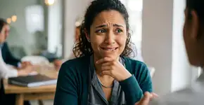 O que significa rir em momentos de extremo nervosismo, e por que isso é bom segundo a psicologia