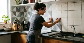 Adeus, azulejo e pastilha: a tendência são os revestimentos 3D modernos e fáceis de aplicar sozinho