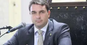 Filho de Bolsonaro apaga tuíte de pêsames ao caso Marielle Franco