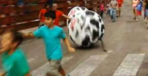 Cidade espanhola substitui touros por bolas gigantes em corrida tradicional