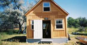 Para fugir do aluguel, professor constrói casa com as próprias mãos