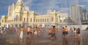 Em defesa do espaço público, grupo cria praia em praça de Belo Horizonte