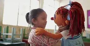 Personagens da Vila Sésamo levam educação financeira a escolas da periferia