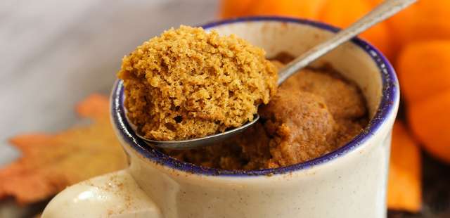 Bolo de paçoca na caneca: o doce perfeito que fica pronto em 2 minutos