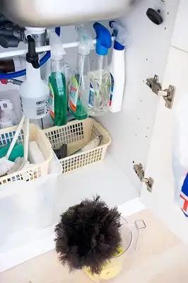 Pendure produtos de limpeza no cano.