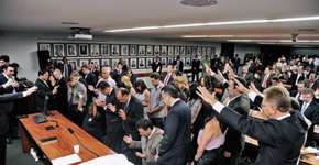 Bancada evangélica faz pacto com diabo para pressionar Bolsonaro