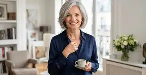 Fim da tintura preta: a preferência agora é por este corte grisalho mais moderno e prático