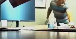 Mulher contrai DST ‘incurável’ após faxineiro pôr pênis em garrafa d’água