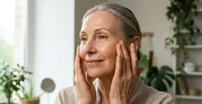 Como usar óleos naturais no rosto depois dos 40 sem deixar a pele pesada ou oleosa