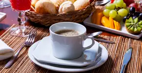 Café da manhã mais tarde ajuda a reduzir picos de açúcar no sangue, diz pesquisa