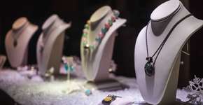 Adeus correntes finas: Descubra os tipos de colares que estão na moda em 2025