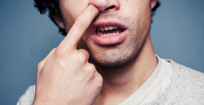 Estudo relaciona limpar nariz com o dedo a risco de ter Alzheimer