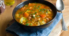 Sopa de feijão com legumes: aconchego em forma de prato