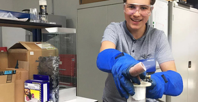 Jovem vence feira de ciências por remover plástico do mar