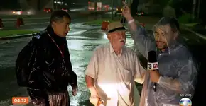 Repórter da Globo ajuda idoso preso em alagamento em São Paulo
