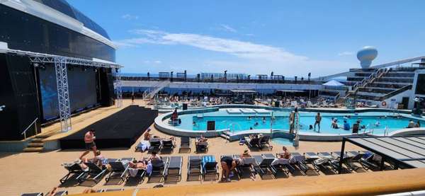 Aqua Deck conta com duas piscinas principais