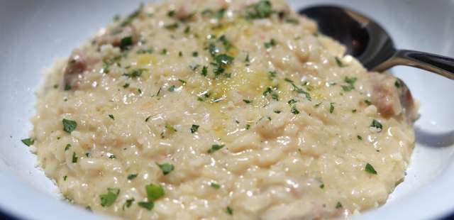 Arroz cremoso quatro queijos de panela só: o acompanhamento que vira protagonista