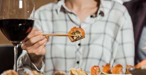 Comer tarde pode mudar a forma como você queima calorias e armazena gordura