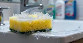 O truque da esponja congelada que deixa o banheiro brilhando em minutos