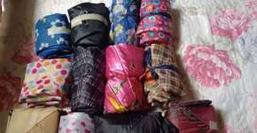 Guarda-chuvas quebrados viram abrigo para moradores de rua