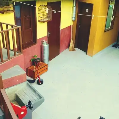 Reprodução das portas das casas do Kiko e da Dona Florinda, a 14, e de Dona Clotilde, a 